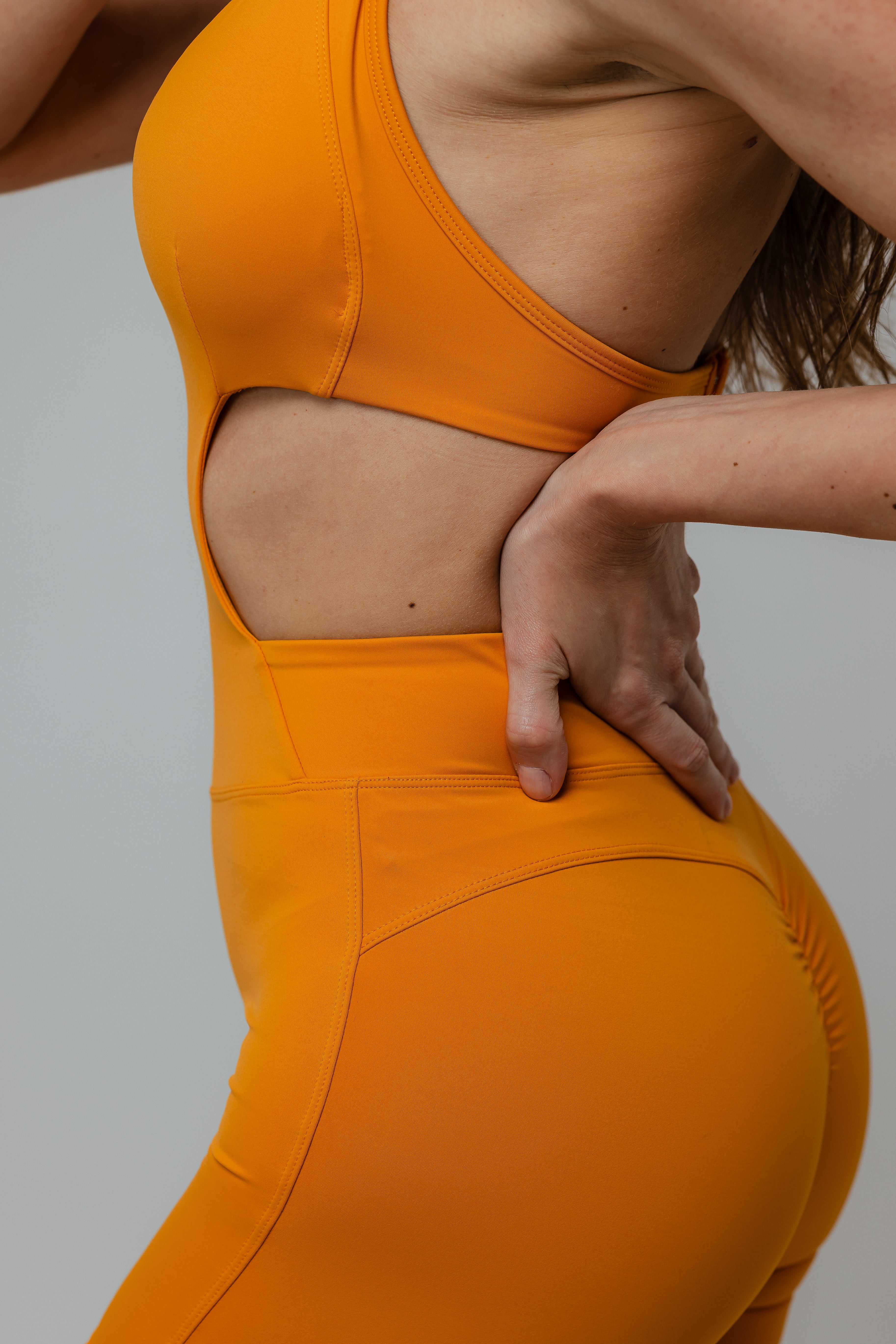 Mono corto con cuello halter y aberturas de energía solar